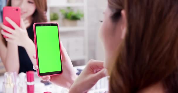 Utilizar el teléfono con pantalla verde — Vídeo de stock