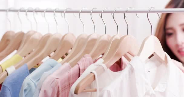 Kobieta, wybierając ubrania w salonie — Wideo stockowe