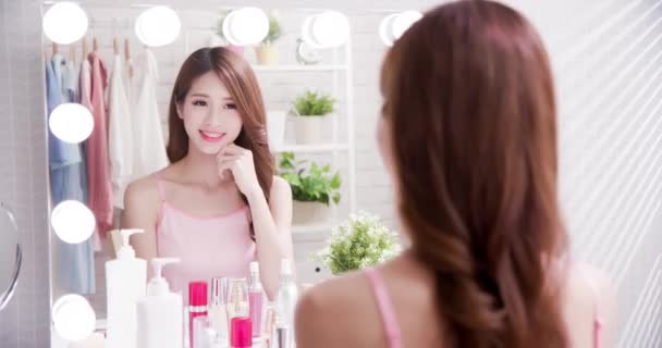 Cuidado da pele mulher olhar espelho — Vídeo de Stock