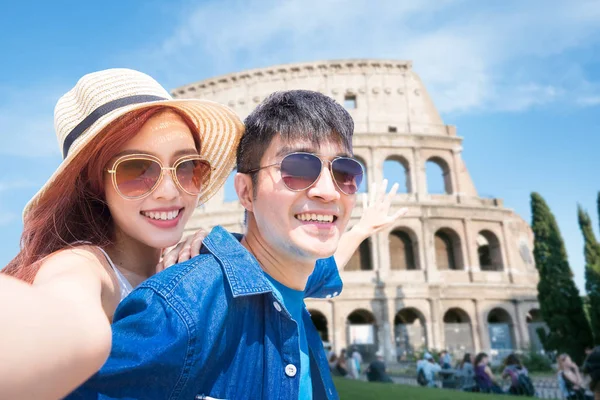 Pareja selfie feliz en Italia —  Fotos de Stock