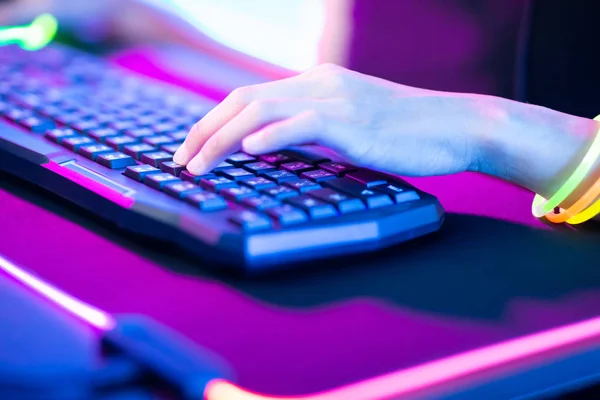 Cyber-Sport-Spieler drücken Tastatur — Stockfoto