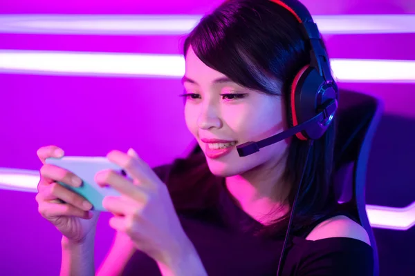 Кіберспорт геймер грає в телефонну гру — стокове фото