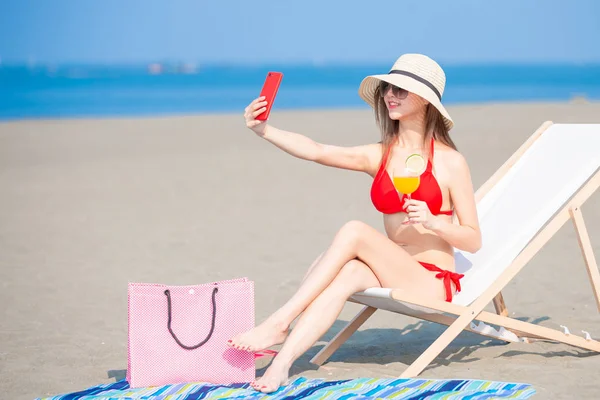 Bikini mujer tomar selfie —  Fotos de Stock