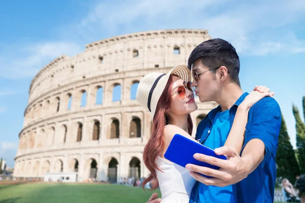 Casal tirar selfie na Itália — Fotografia de Stock