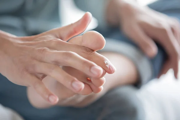 Aanbrengen van crème voor atleten voet — Stockfoto