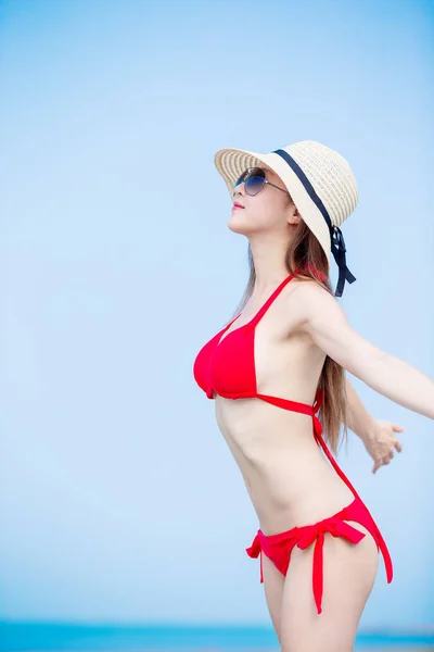 Frau genießt Sommerurlaub — Stockfoto