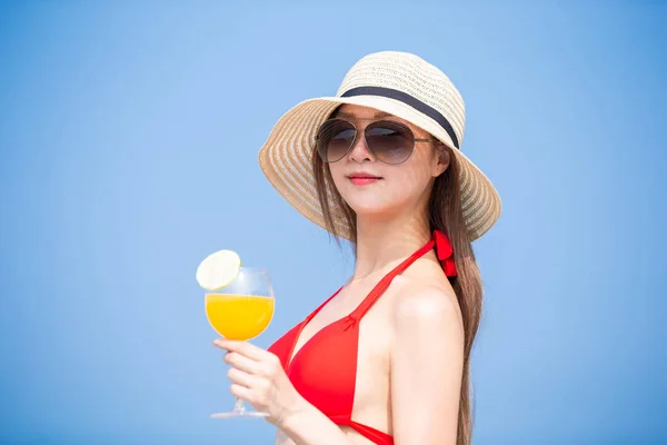 Woman enjoy sunshine with juice — 스톡 사진