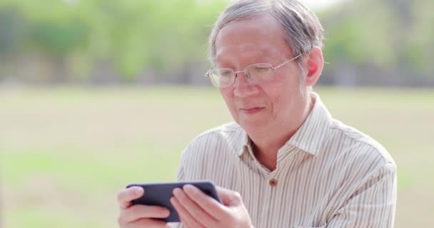 Hombre mayor jugar móvil juego — Vídeos de Stock