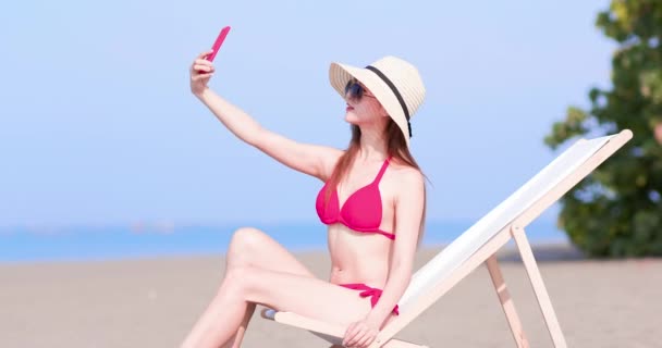 Bikini mujer tomar selfie — Vídeos de Stock