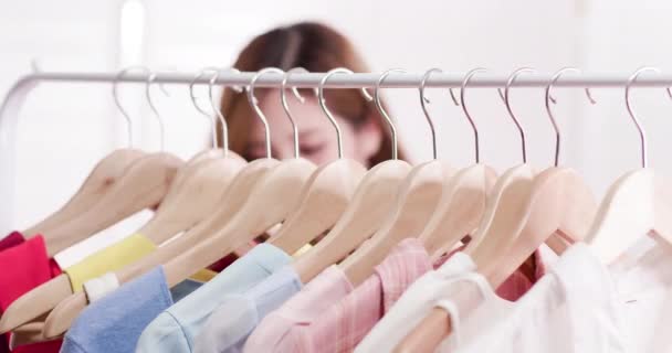 Frau wählt Kleidung zu Hause — Stockvideo