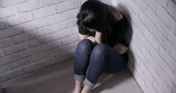 Asiatisches Mädchen fühlt sich deprimiert — Stockvideo