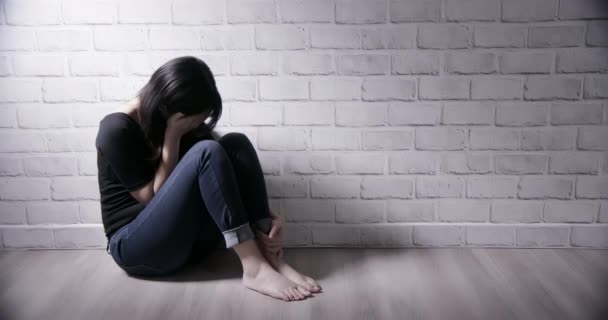 Asiática chica sentir deprimido — Vídeos de Stock
