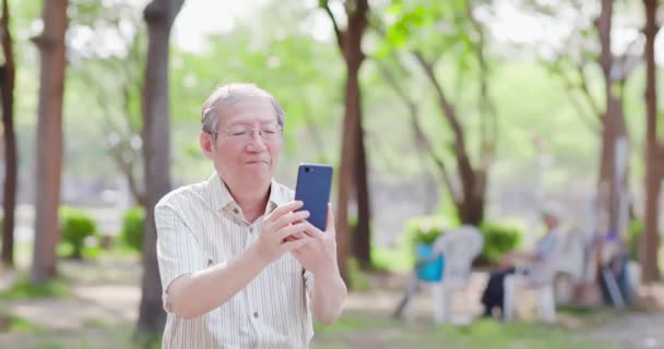 Селфи пожилого человека по сотовому телефону — стоковое видео