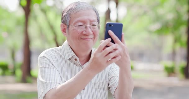Γηραιότερος άνθρωπος selfie με κινητό τηλέφωνο — Αρχείο Βίντεο