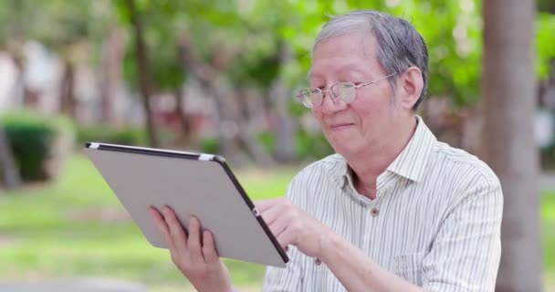 Idős ember használja tabletta — Stock videók