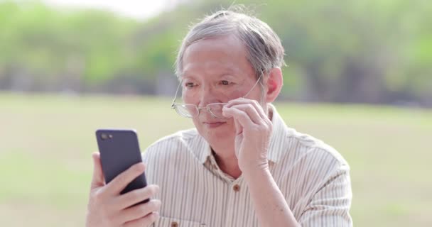 Älterer Mann benutzt Handy — Stockvideo