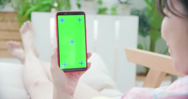 Mujer utilizar el teléfono inteligente — Vídeo de stock