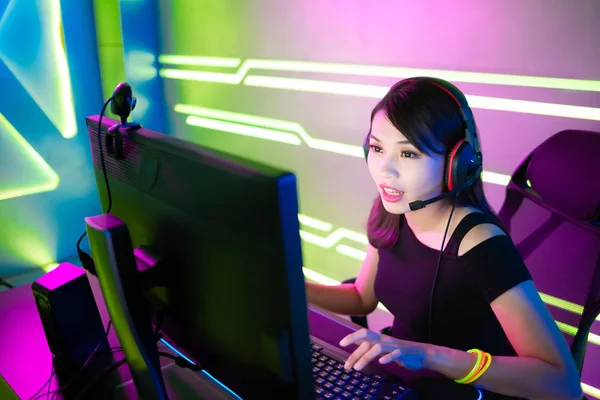 Cybersport gamer tiene transmisión en vivo — Foto de Stock