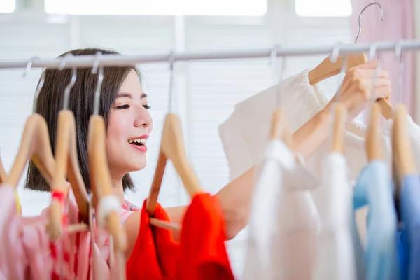 Kvinna som du väljer kläder hemma — Stockfoto