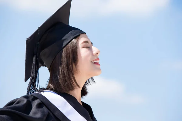 Asiático graduado estudiante — Foto de Stock