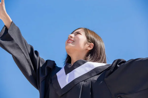 Asiático graduado estudiante — Foto de Stock