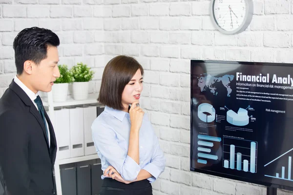 Businesspeople discuss with laptop — Stock Photo, Image