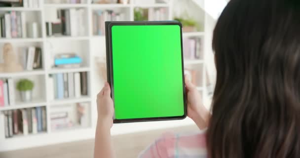 Wanita menggunakan tablet di rumah — Stok Video