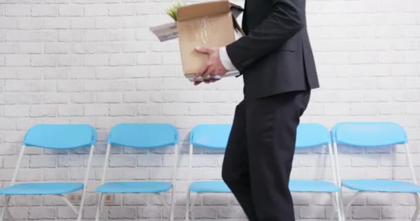 Asiático hombre de negocios es despedido — Vídeo de stock