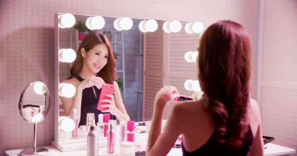 Maquiagem mulher e tirar selfie — Vídeo de Stock