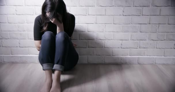 Asiatique fille se sentir déprimé — Video