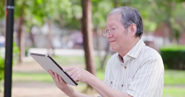 Älterer Mann nutzt Tablette — Stockvideo