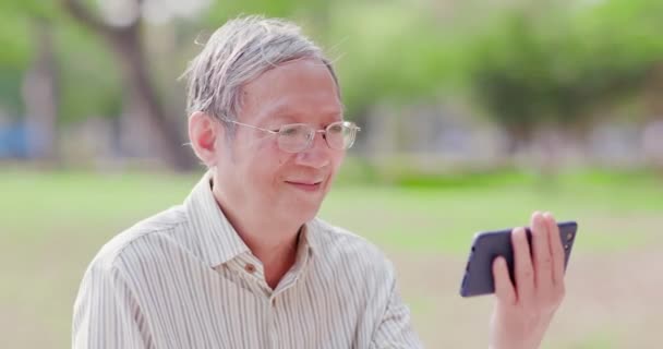 Homem mais velho assistir vídeo por celular — Vídeo de Stock