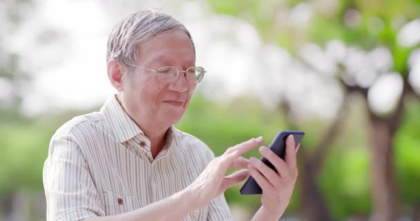 Older man use cellphone — Stock Video