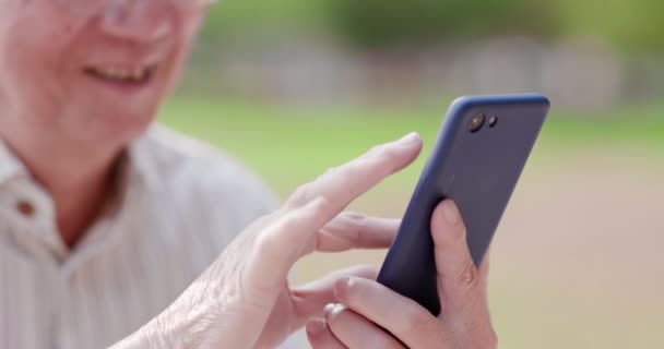 Oudere man gebruiken mobiele telefoon — Stockvideo