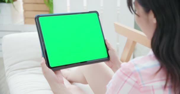 Femme utiliser la tablette à la maison — Video