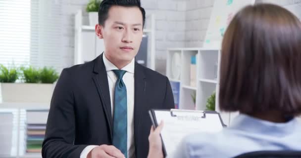 Azjatycki człowiek w wywiadzie dla pracy — Wideo stockowe