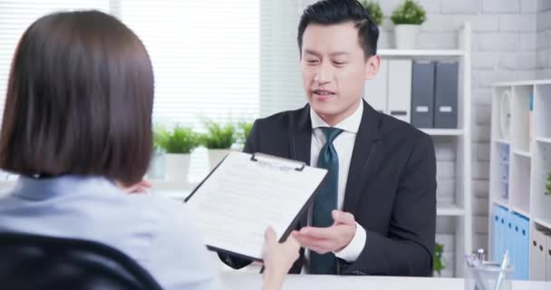 Ásia homem no trabalho entrevista — Vídeo de Stock