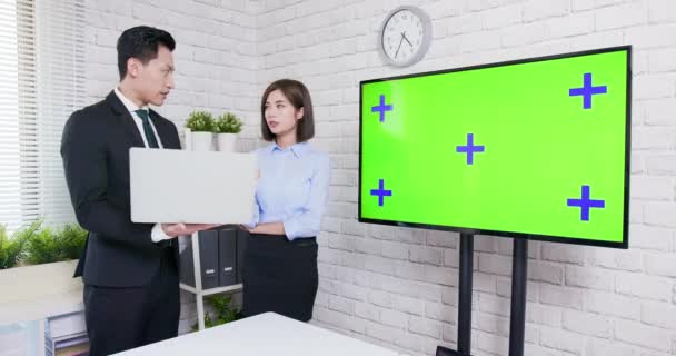 Groen scherm TV met zakenlui — Stockvideo