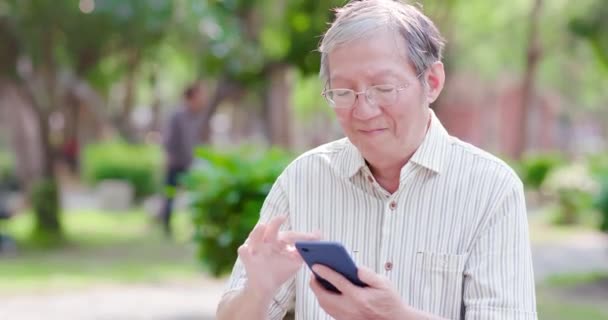 Älterer Mann benutzt Handy — Stockvideo