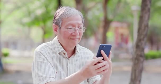 Idősebb ember használ cellphone — Stock videók