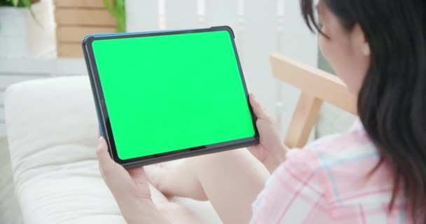 Γυναίκα χρήση tablet στο σπίτι — Αρχείο Βίντεο
