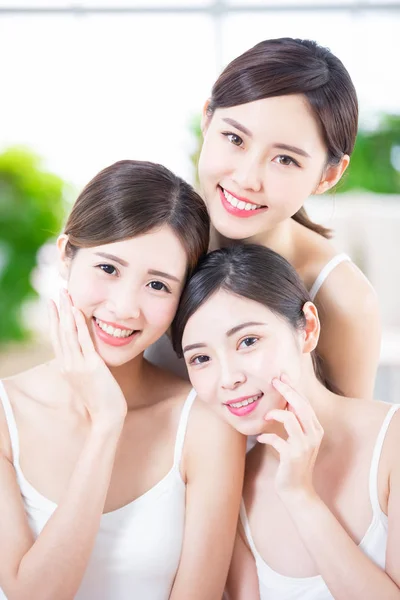 Cuidados com a pele as mulheres sorriem felizes — Fotografia de Stock