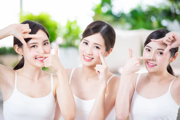 Mulheres asiáticas sorriem felizes — Fotografia de Stock