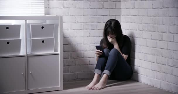 Азиатская девушка страдает от кибертравли — стоковое видео