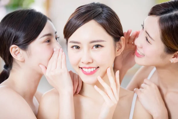 Bőrápolás ázsiai nők barátja — Stock Fotó