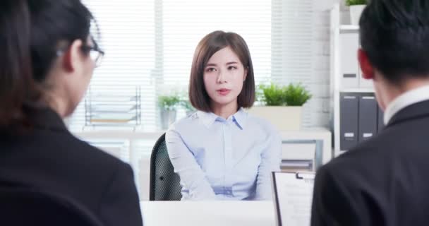 Aziatische vrouw in sollicitatiegesprek — Stockvideo