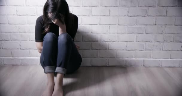 Asiática chica sentir deprimido — Vídeo de stock