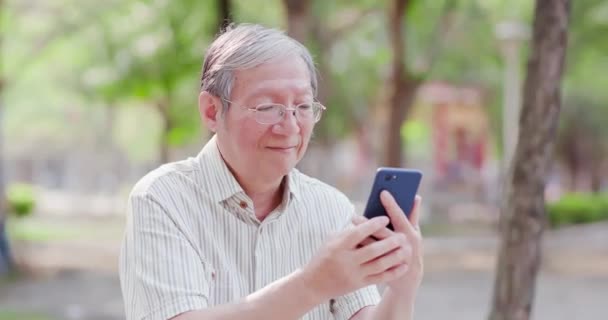 Older man use cellphone — Stock Video