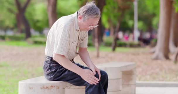 Oudere man hebben knie probleem — Stockvideo