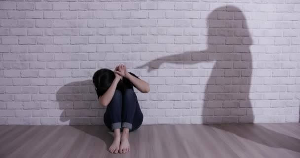 女の子はいじめに苦しむ — ストック動画